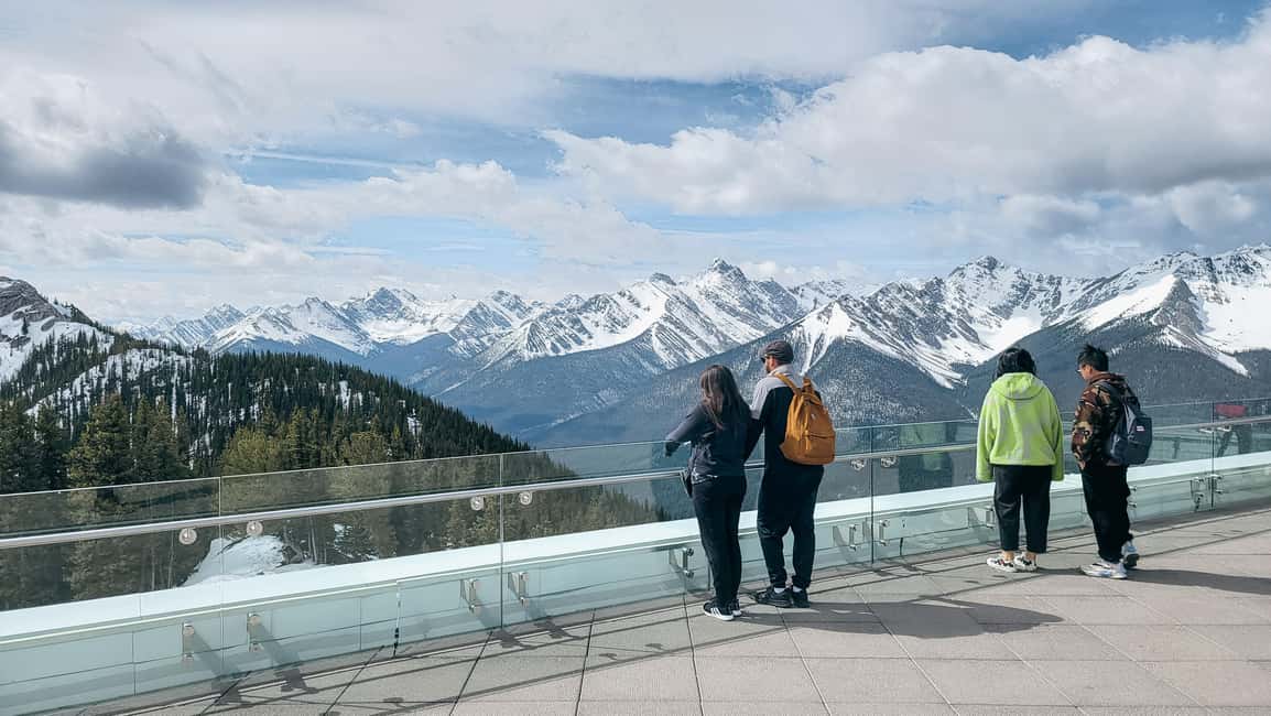 Banff 2-day: Lake Louise, Moraine Lake, Johnston Canyon tour - Day 1: Lake Louise and Moraine Lake get the spotlight
