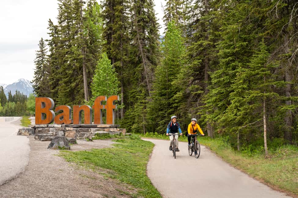 Banff 2-day: Lake Louise, Moraine Lake, Johnston Canyon tour - Banff Town: 90 minutes to shop, eat, and reset