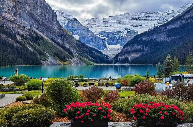 Banff/Canmore: Moraine Lake and Lake Louise Shuttle-90m each lake - Stop 2: Lake Louise With a Photogenic Finish
