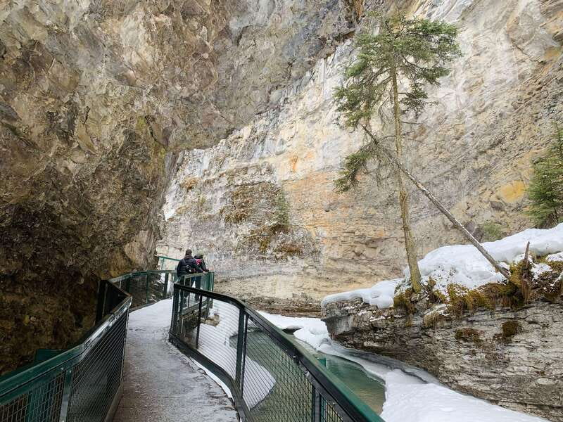 Banff: Gondola Cave Basin, Johnston Canyon & Lake Minnewanka - Banff Town on foot: 80 minutes for food and browsing