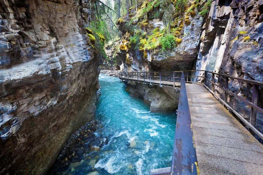 Banff, Lake Louise, Moraine ,Emerald & Johnston Canyon tour - Moraine Lake and Lake Louise: why the schedule works