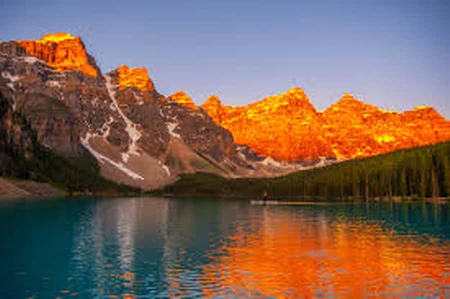 Banff, Lake Louise, Moraine ,Emerald & Johnston Canyon tour - Seasonal route change: Moraine Lake vs Lake Minnewanka