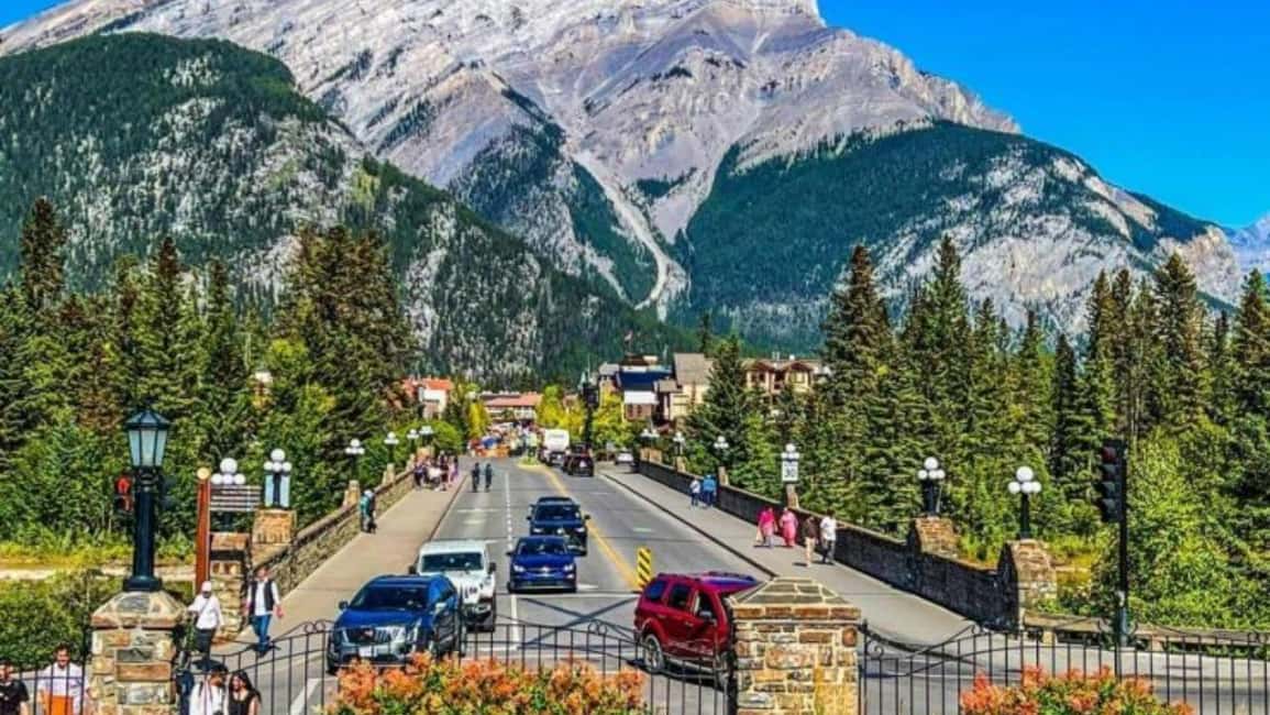 Banff. Moraine, Lake Louise ,Emerald & Johnston Canyon tour - Banff Downtown Break and Vermilion Lakes Photo Chances