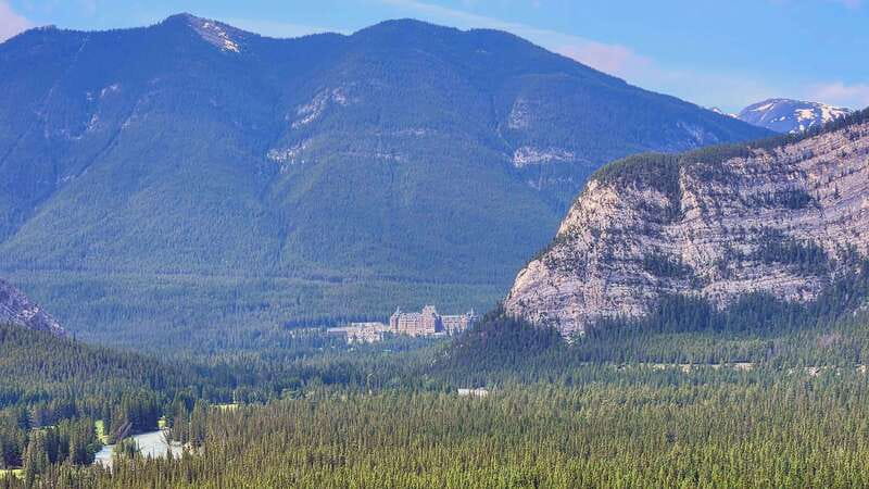 Banff Private Full-Day Tour Lake Louise, Gondola & more - Morant’s Curve: Mountain Views with a Train-Spotter Twist