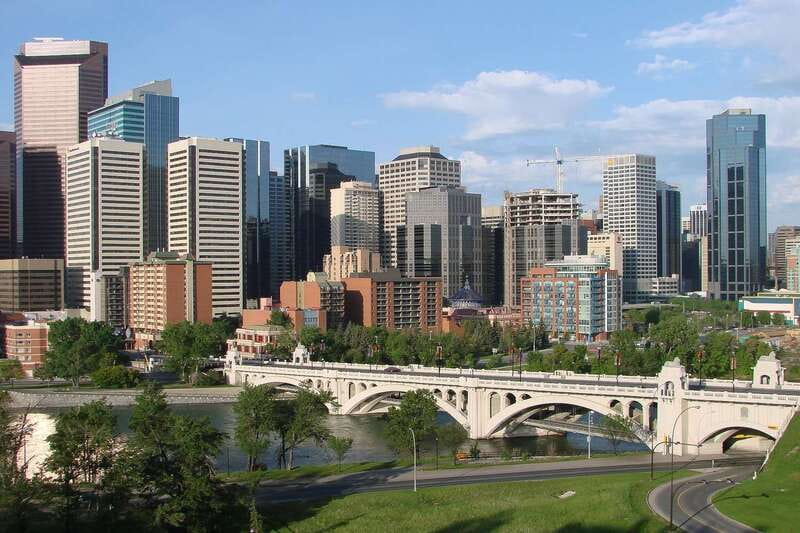Calgary: 3.5-Hour Bus City Tour with Gasoline Alley Museum - Beltline, Lougheed House, and Heritage Park: how the guide stitches it together