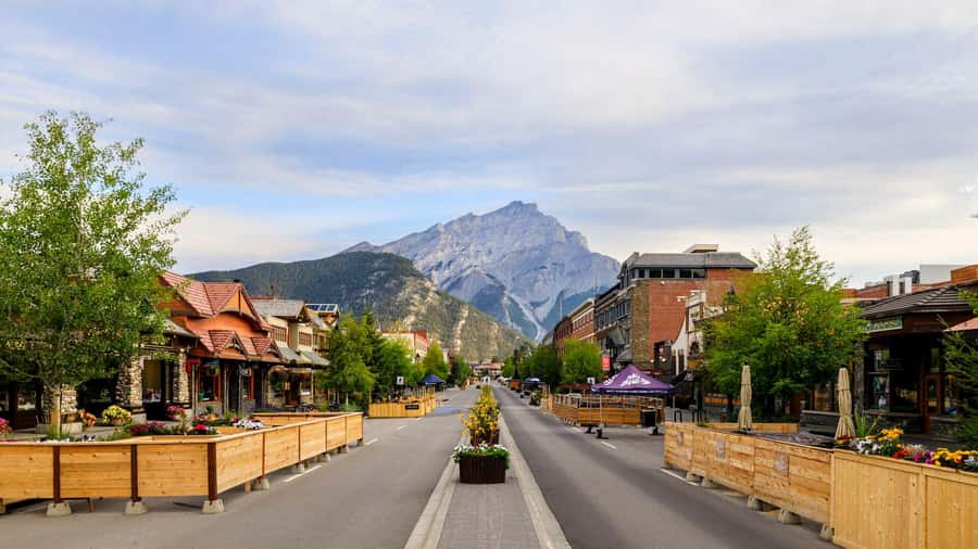 Calgary: Lake Louise, Moraine Lake, & Emerald Lake Tour - Calgary to the Canadian Rockies: what this 8–11 hour loop really gives you