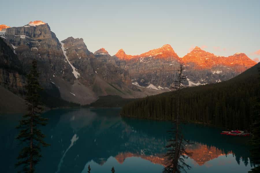 Calgary:Moraine Lake Sunrise & Lake Louise & Wildlife Safari - The ride, the guide, and the safety details that make it feel less chaotic