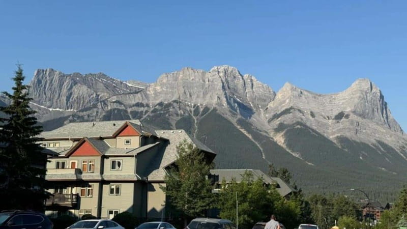 Emerald Lake, Moraine, Louise, Johnston Canyon & Banff Town - Getting on the bus: pickup points and the clock starts early