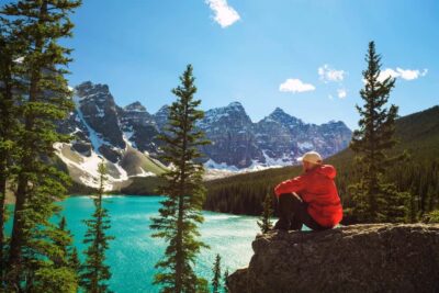 From Banff: Moraine Lake & Lake Louise Tour - Morant’s Curve coffee stop: quick legs, big views