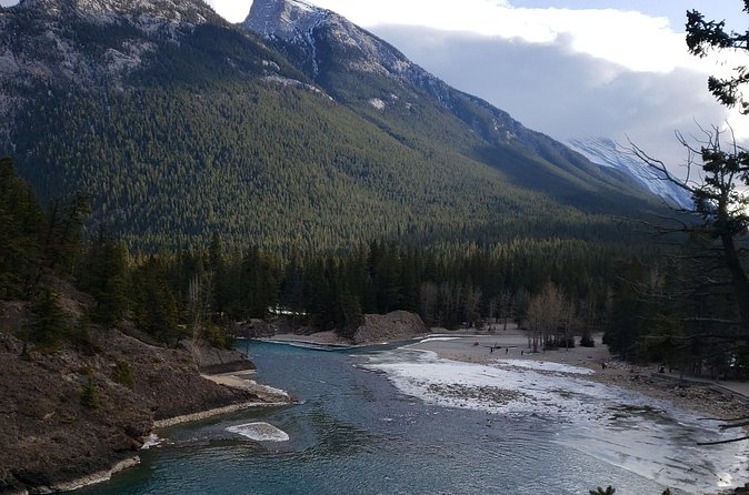 Lake Louise and Banff Day Trip - Banff Town: free time for lunch, shops, and a real break