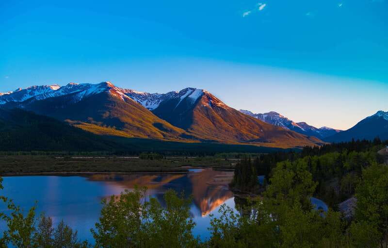Minnewanka/Banff Gondola/Johnston Canyon/Moraine Lake Louise - Lake Louise and Two Jack Lake: Easy Walks for Iconic Photos
