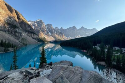Moraine Lake And Lake Louise Tour from Banff - First stop: Banff town views and the drive that sets expectations